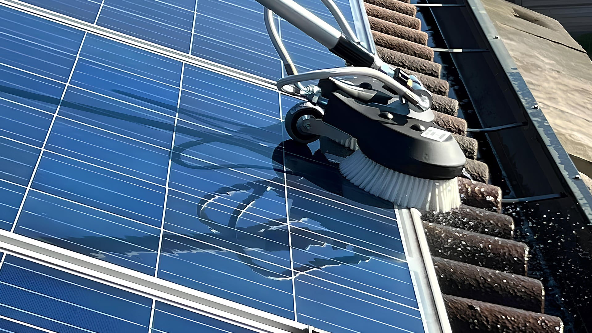 immagine di una spazzola tecnica che sta effettuando la pulizia su pannelli fotovoltaici