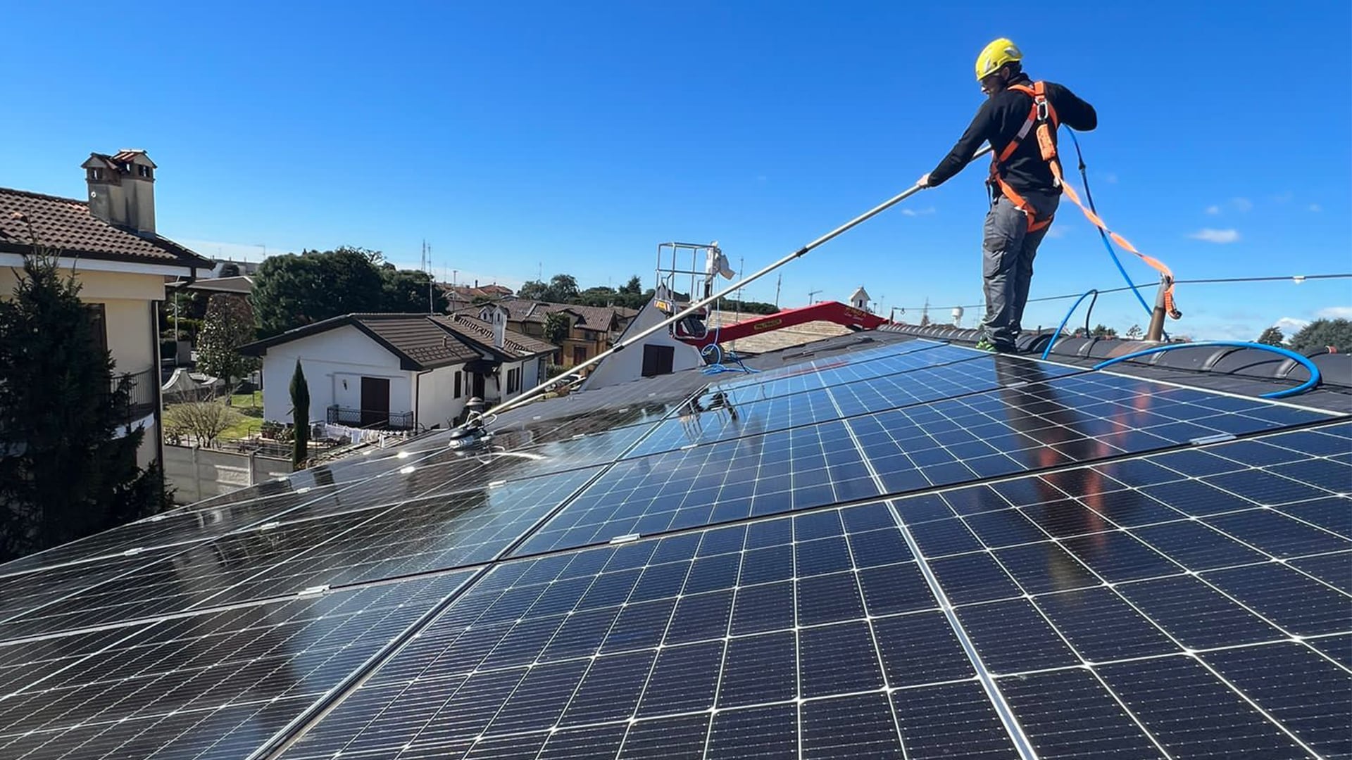 tecnico assitecninca che effettua pulizia dei pannelli fotovoltaici dopo installazione