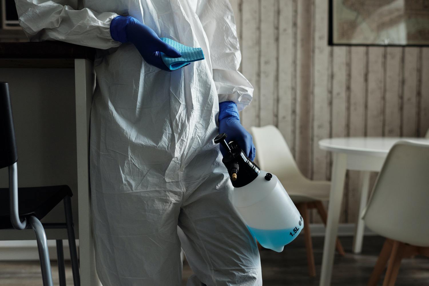 tecnico assitecnica durante una lavorazione di sanificazione ambientale con perossido di idrogeno in provincia di Varese e provincia di Milano